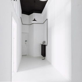 Beyaz zeminli küçük bir koridor tasarımı