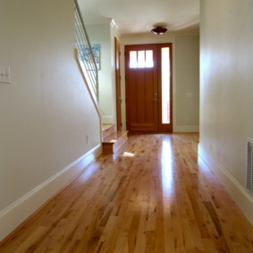 أرضية خشبية في الردهة مع الدرج