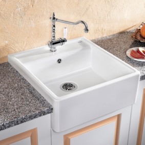 yapay taş fotoğraf tasarımından yapılmış mutfak lavabo