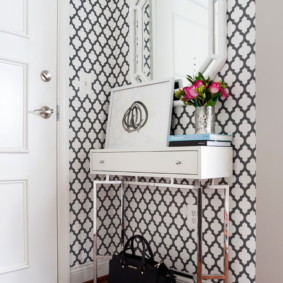 papier peint pour un petit couloir avec un motif géométrique