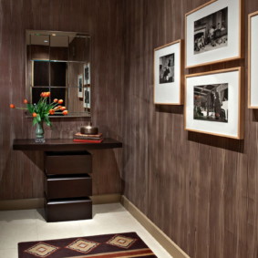 papier peint marron pour un petit couloir