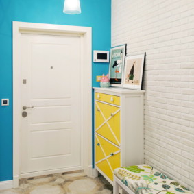 papier peint bleu pour un petit couloir