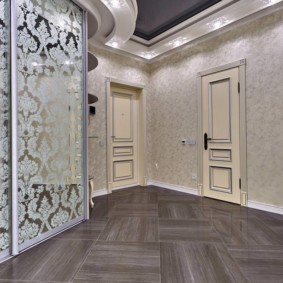 papier peint pour un petit couloir avec un plafond gris