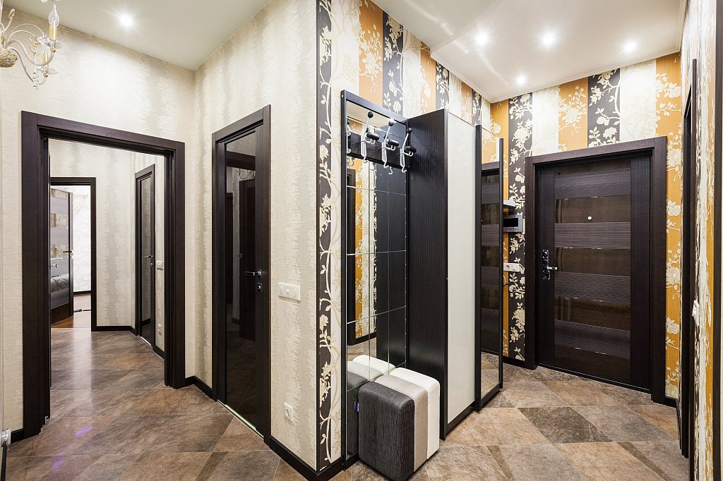 papier peint pour un petit couloir avec des miroirs