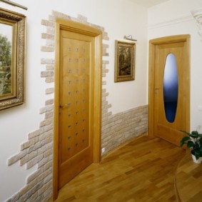 papier peint et pierre décorative à l'intérieur des couloirs types de décoration