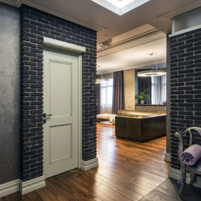 giấy dán tường và đá trang trí trong nội thất của ý tưởng thiết kế hành lang