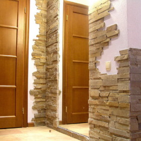 טפטים ואבן דקורטיבית בחלקם הפנימי של רעיונות העיצוב במסדרון