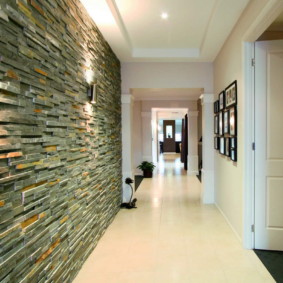 papier peint et pierre décorative à l'intérieur du couloir