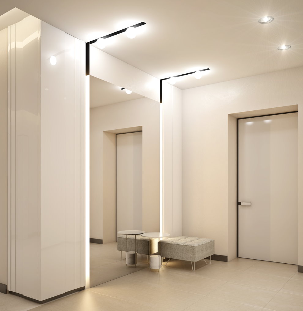 Grand miroir dans le couloir de style minimaliste