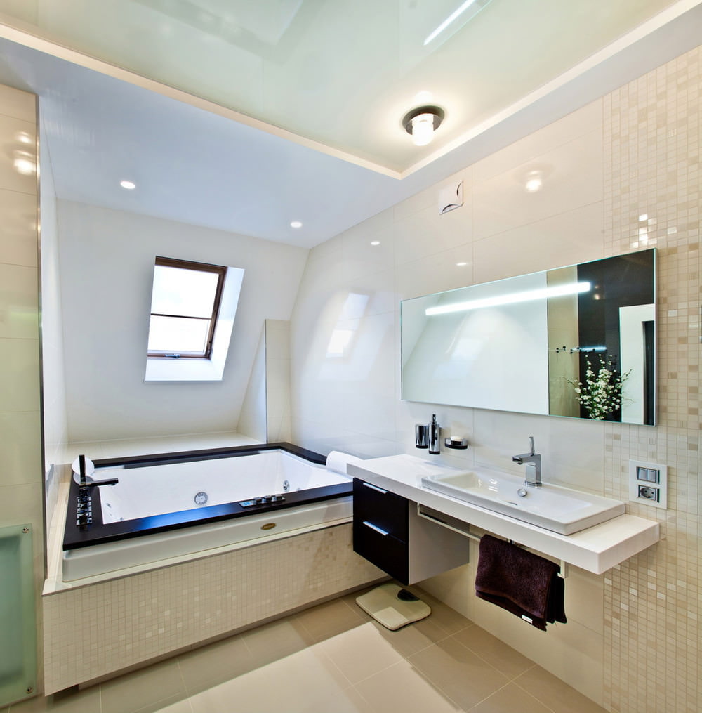 Salle de bain élégante dans un grenier spacieux