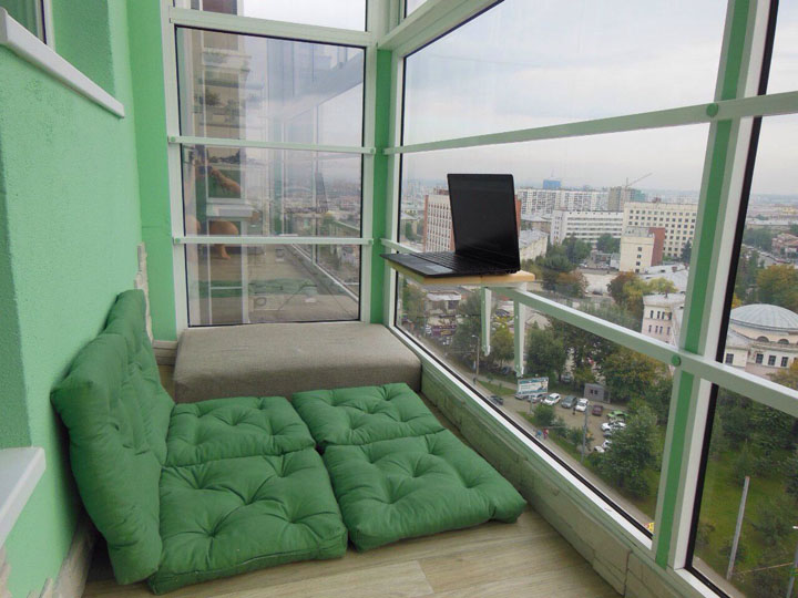 Zaļie spilveni, nevis gultas uz panorāmas balkona