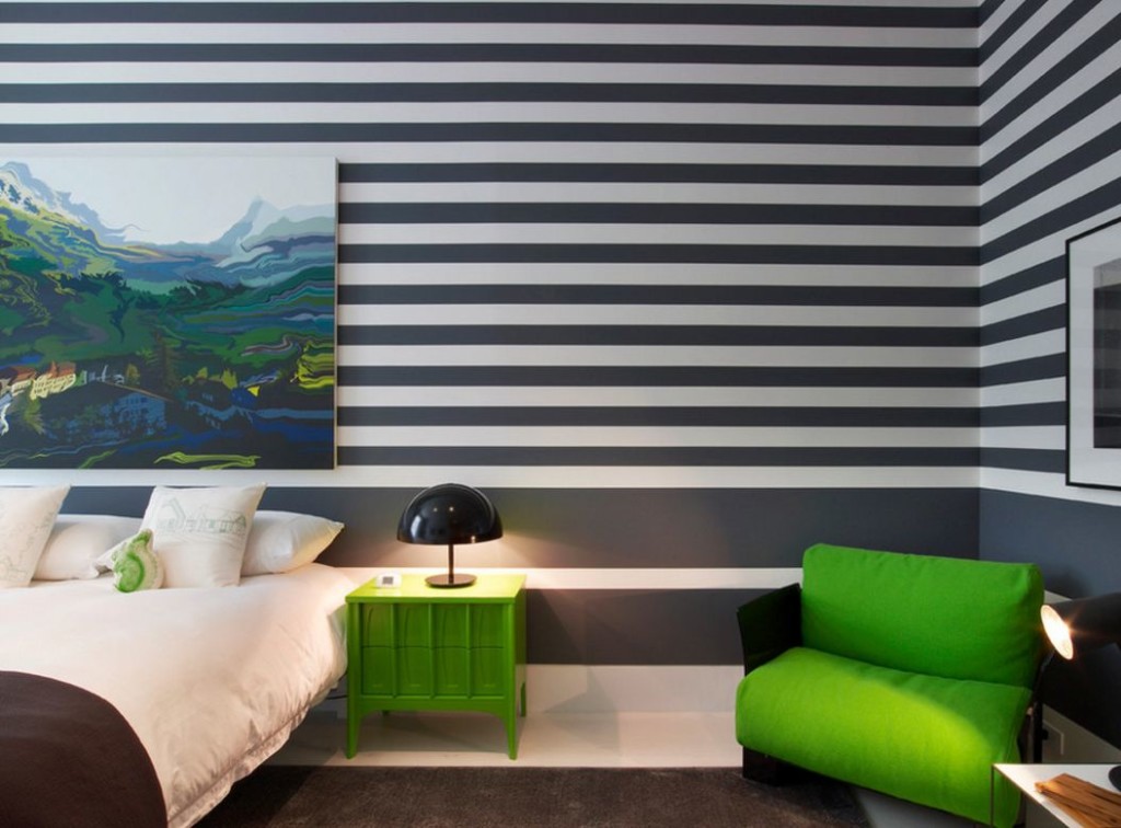 Horizontal stripes on the wallpaper in the bedroom