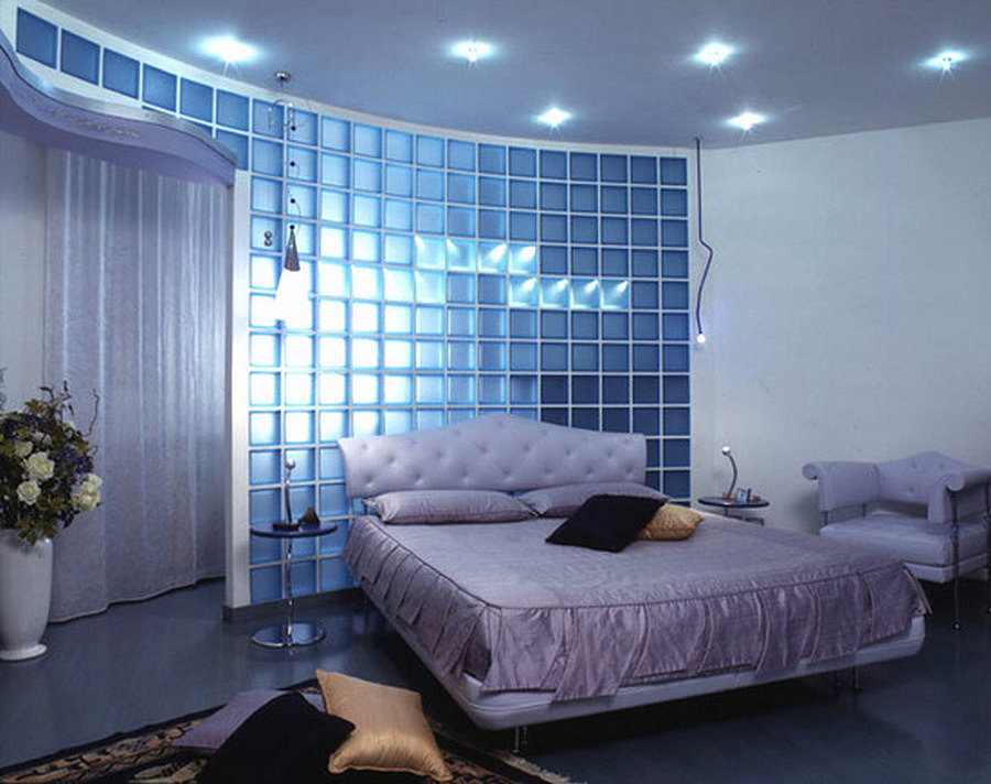 Grand lit dans la chambre avec une cloison en verre