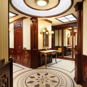 couloir dans un décor de style classique
