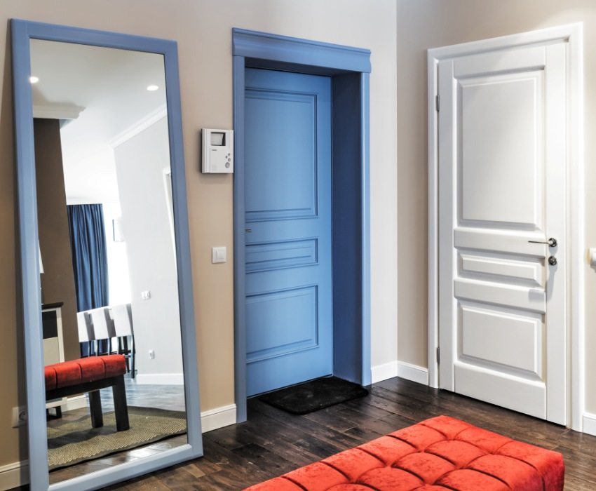 Portes de différentes couleurs dans un couloir de l'appartement