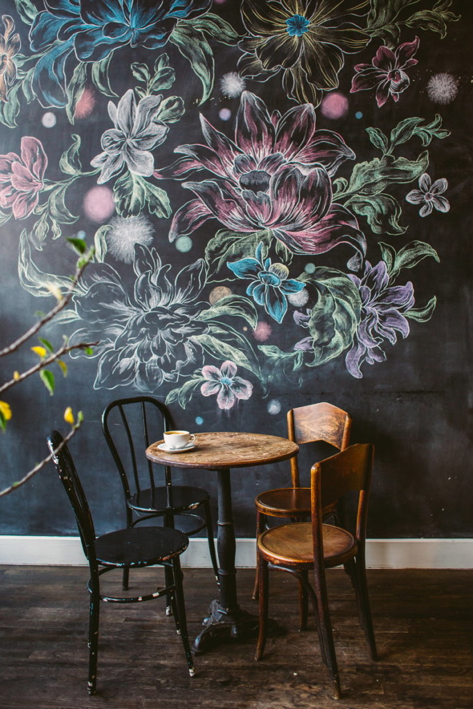 Creta colorată pe perete, în zona de luat masa a bucătăriei