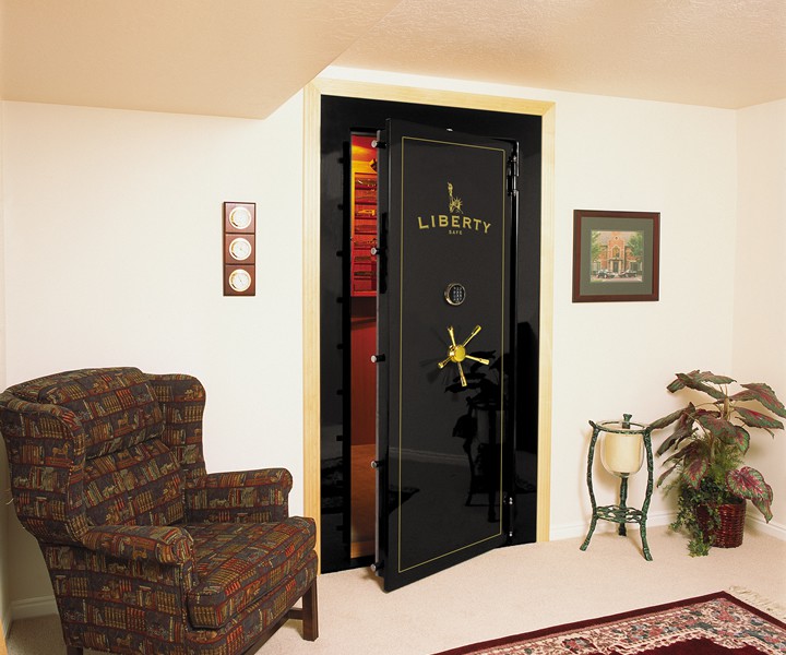 Modern bir daire koridorda güvenli kapı