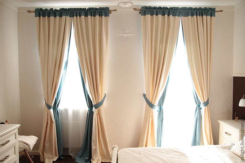 חדר שינה עם וילונות על הווילונות