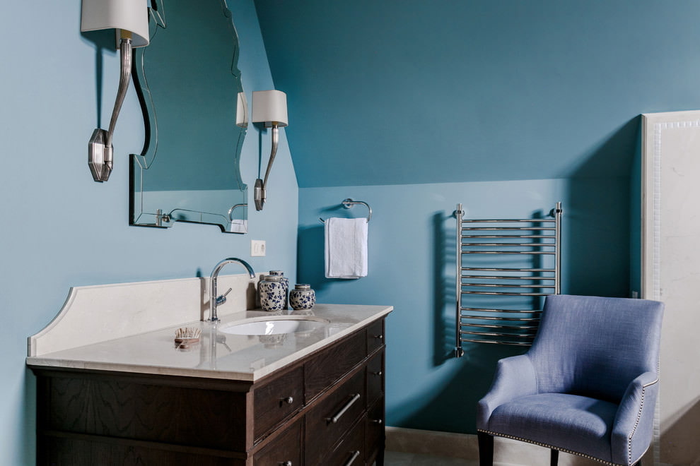 חדר אמבטיה צבוע בכחול