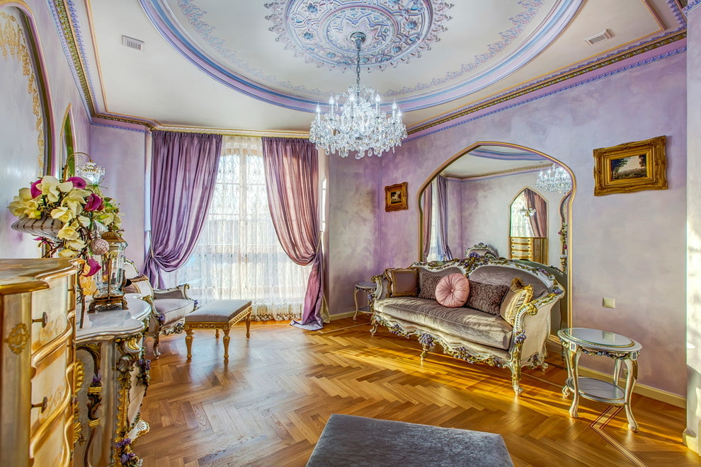 Salon classique avec rideaux lilas