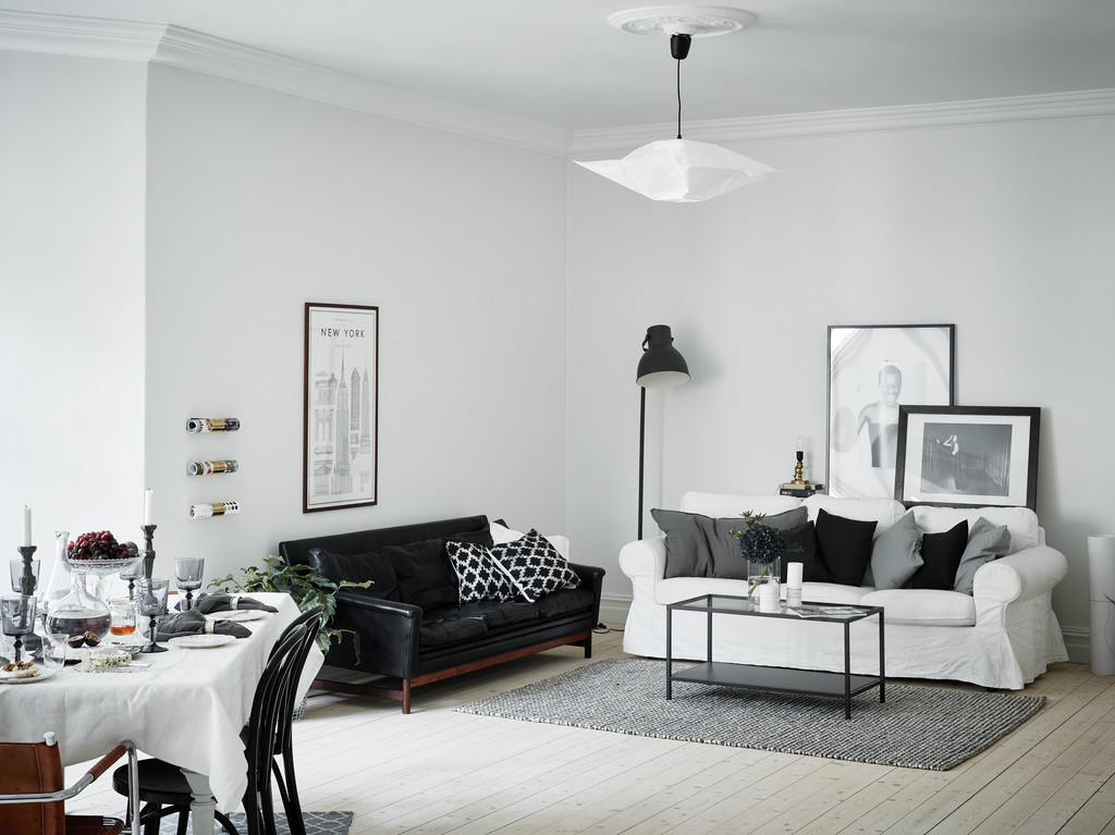 Sofa màu đen trong phòng khách theo phong cách Scandinavia