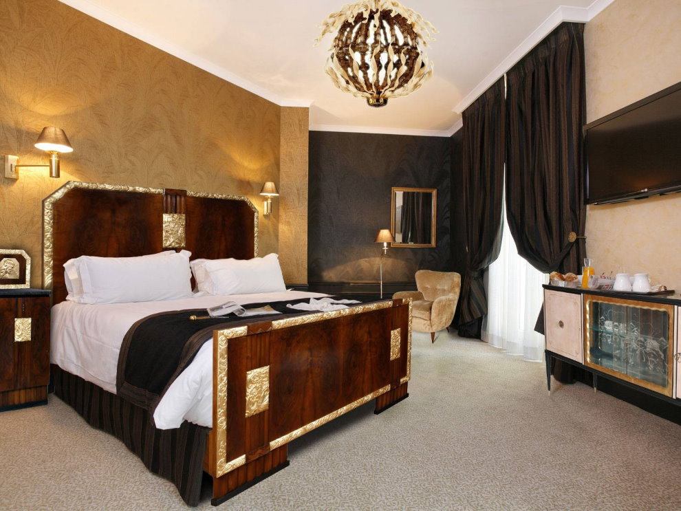 Art Nouveau yatak odasında siyah perdeler