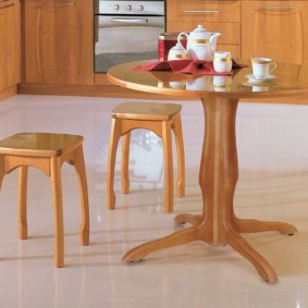 table sur une jambe pour les options de photo de cuisine