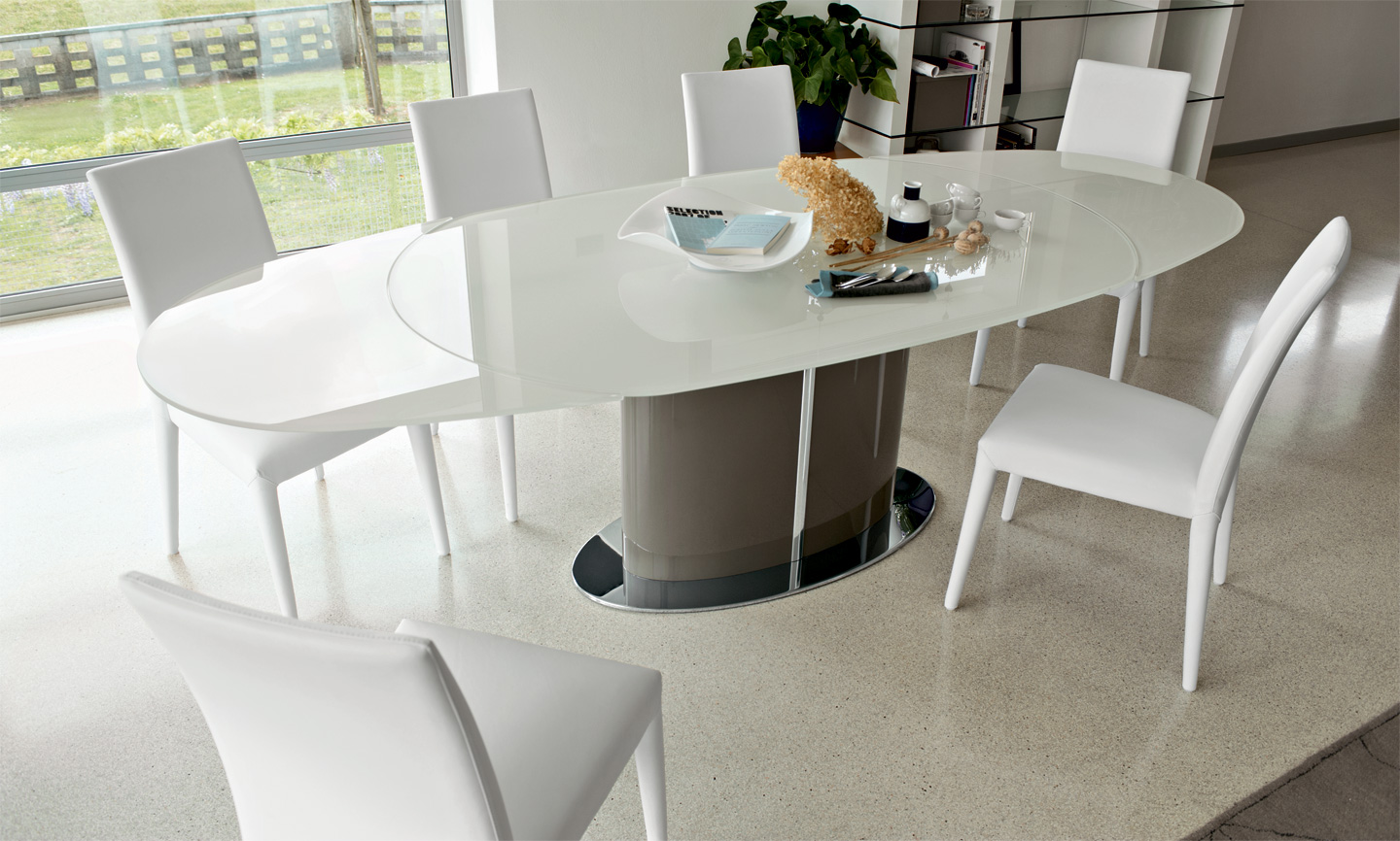 table sur une jambe pour le minimalisme de la cuisine