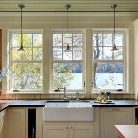 השיש במקום אדן החלון בתצלום העיצוב של המטבח