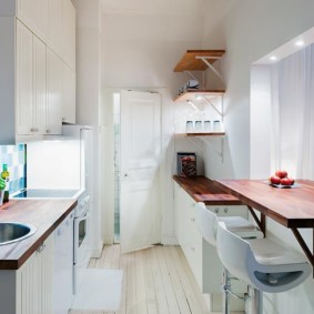mutfak dekorunda pencere eşiği yerine tezgah