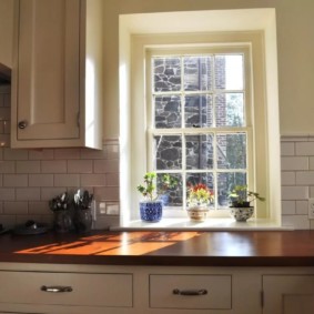 comptoir au lieu de rebord de fenêtre dans la décoration photo de la cuisine
