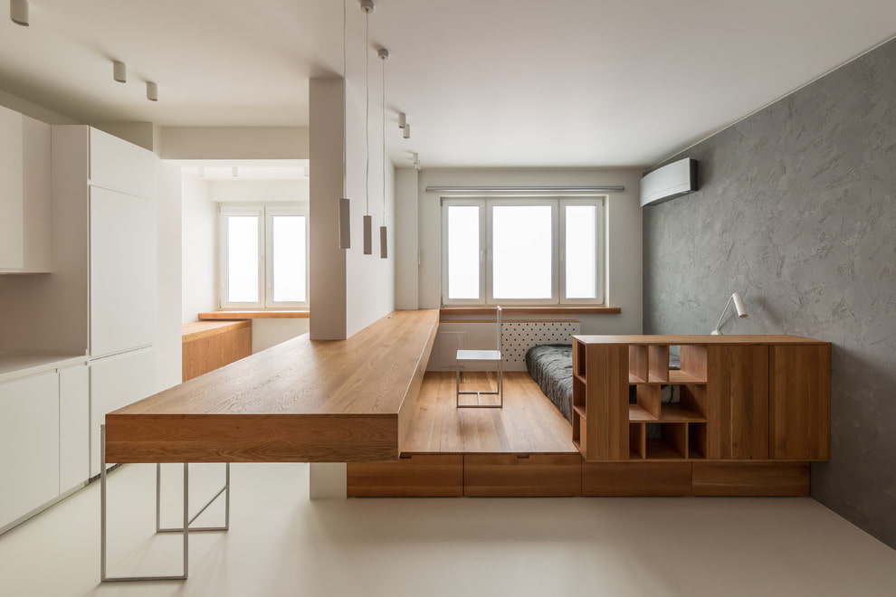 Studio minimaliste avec deux fenêtres