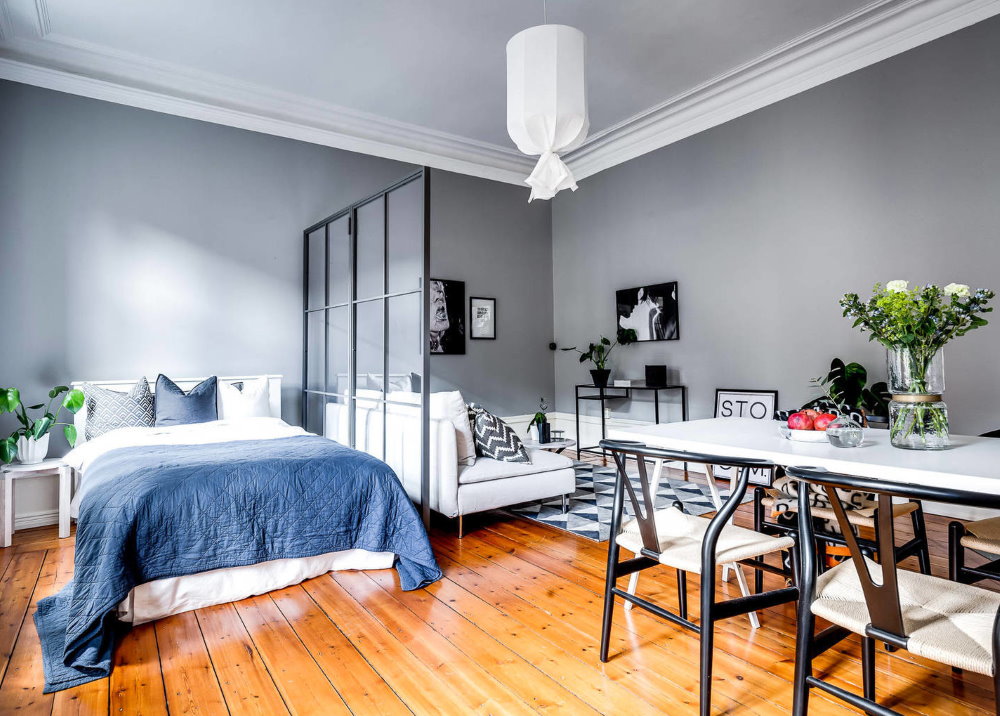 Murs gris dans un appartement de style scandinave