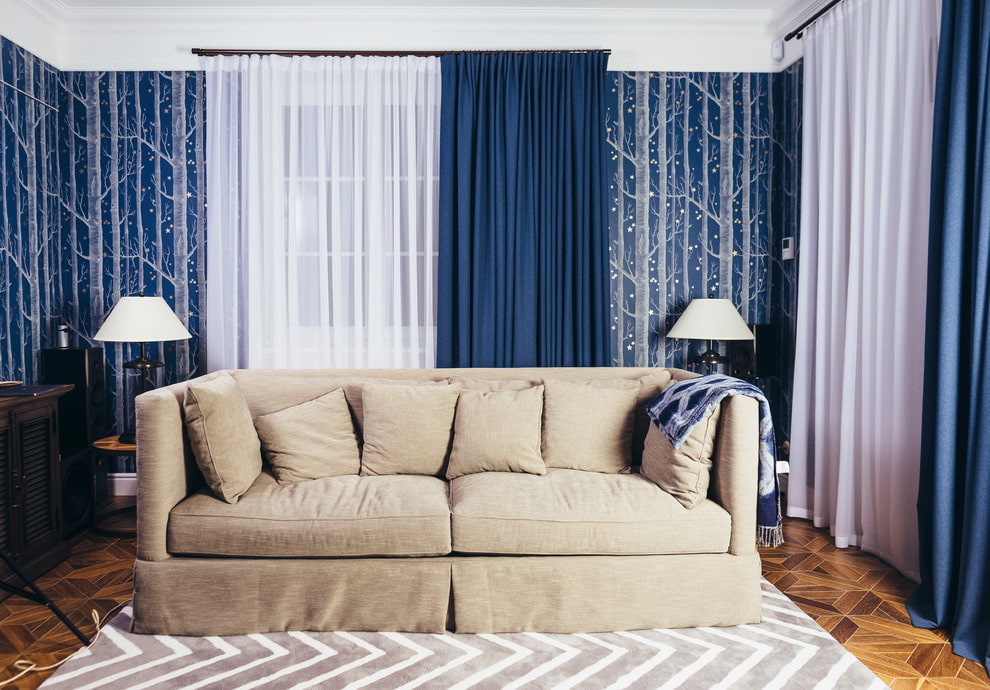 ستائر زرقاء سميكة في غرفة المعيشة مع أريكة