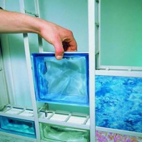 Installation de blocs de verre à l'aide d'un cadre en plastique