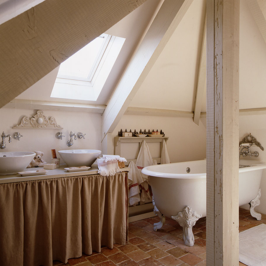 Intérieur de salle de bain de style provençal dans les combles d'une maison de campagne