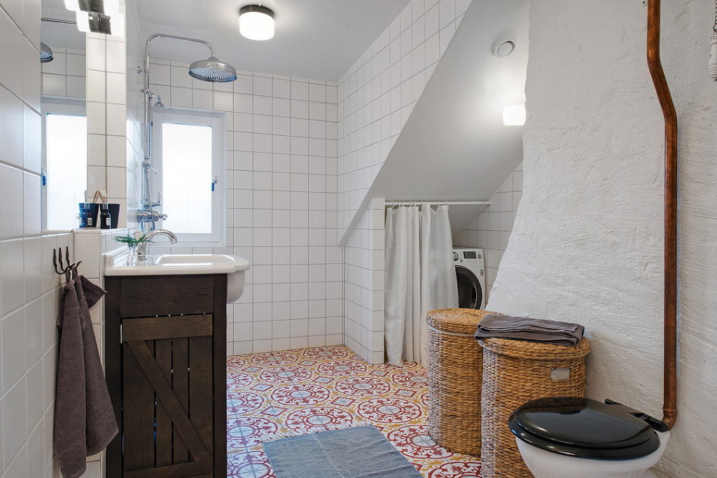 Salle de bain mansardée de style scandinave