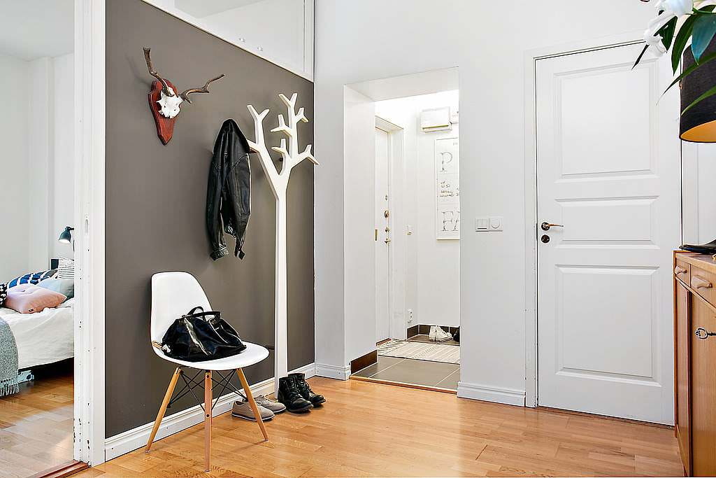 Cintre blanc dans le couloir contre un mur gris