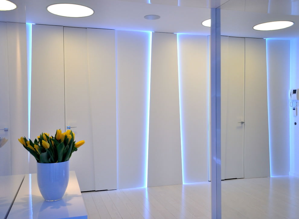 Yüksek teknoloji tarzı bir dairenin aydınlık koridoru