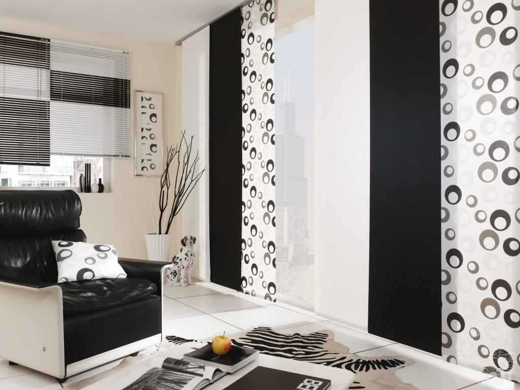 וילונות בסגנון יפני שחור לבן בסלון