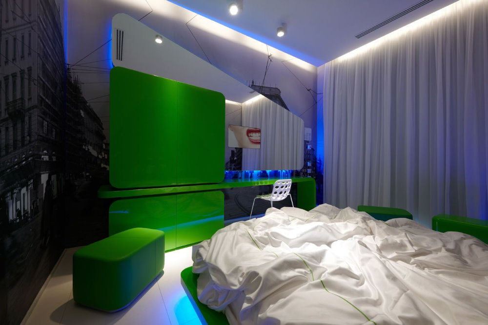 اللون الأخضر في الداخل من غرفة نوم التكنولوجيا الفائقة