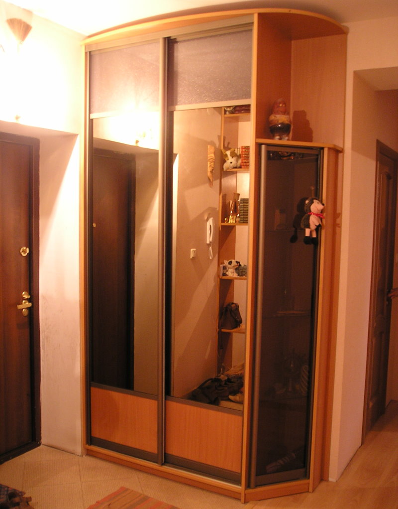 Tủ quần áo nhân đôi ở hành lang của căn hộ-Brezhnevka