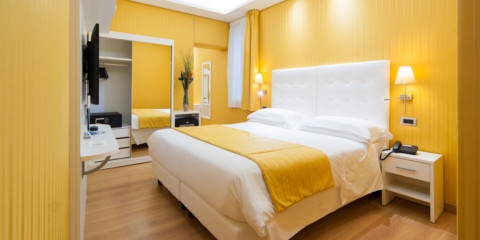 dzeltens guļamistabas skats