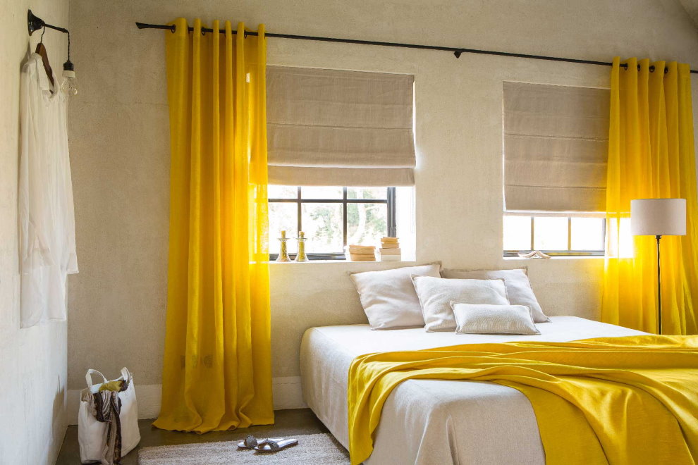 غرفة نوم داخلية مع ستائر صفراء