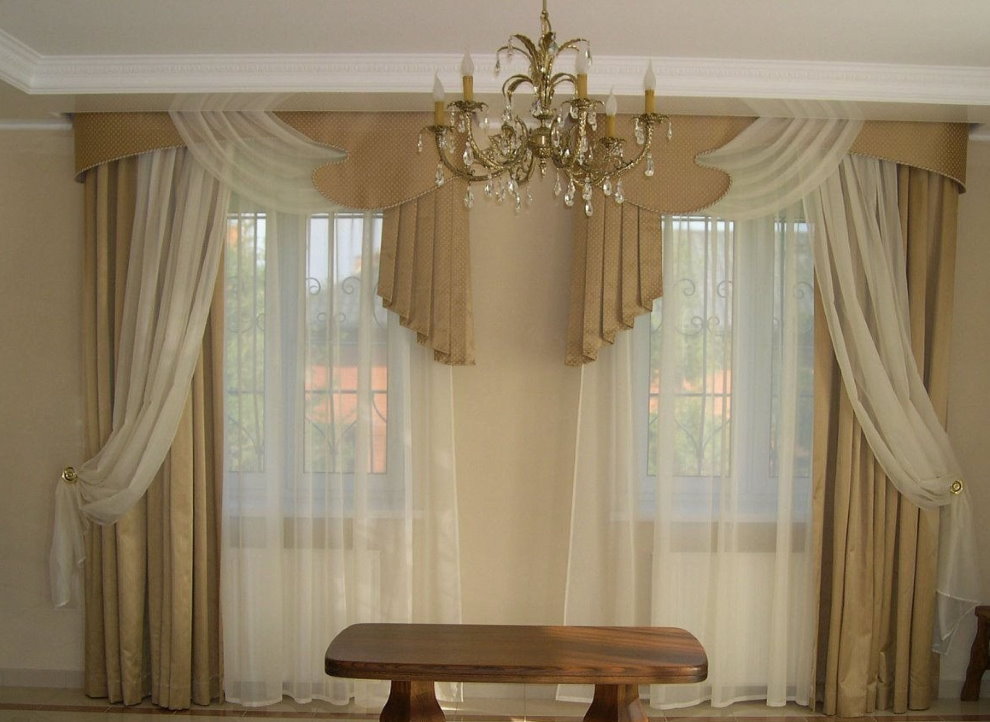 Oturma odası pencereleri için asimetrik perdeler