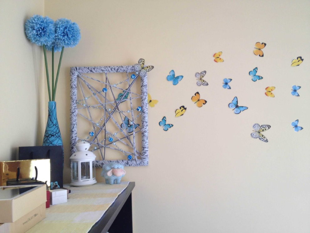 פרפרים צבועים על קיר חדר ילדים