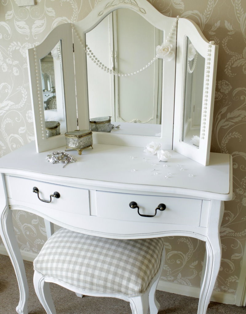 Klasik tarzda bir yatak odası için beyaz tuvalet masası