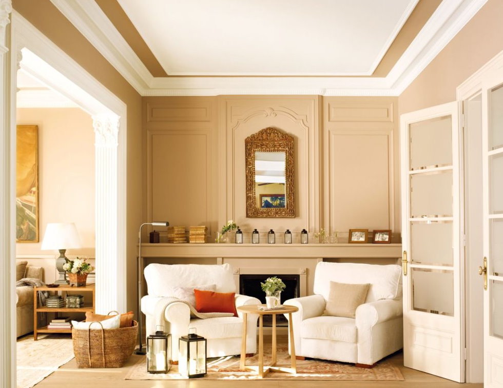 Murs de la chambre beige avec des meubles blancs