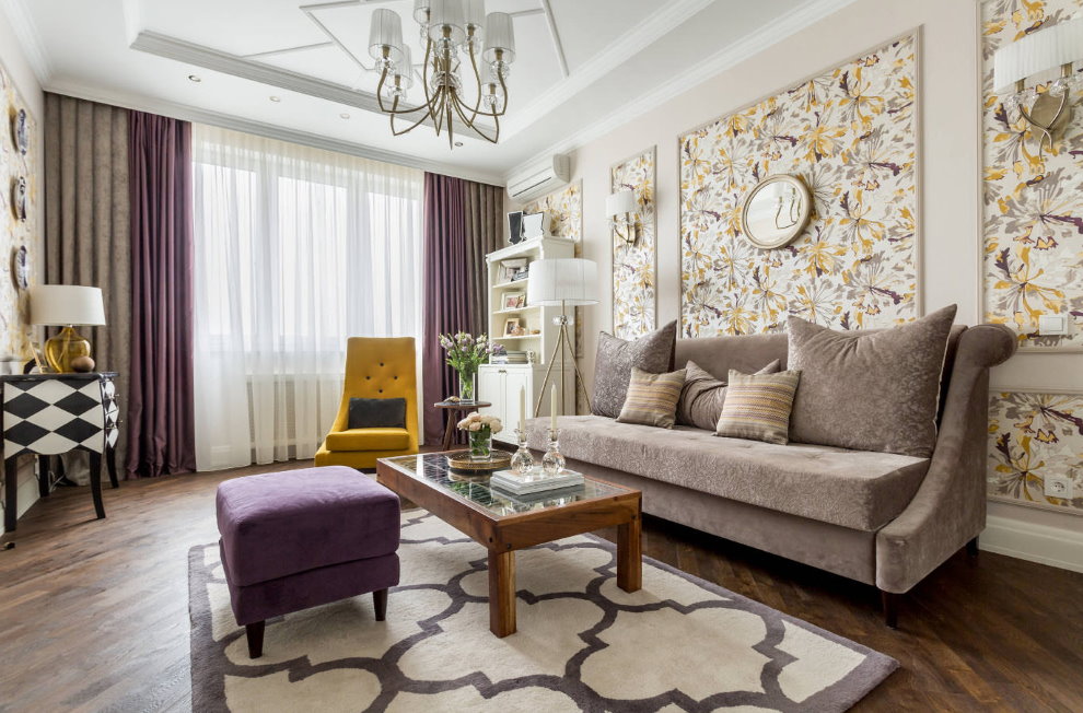 Salon avec murs beiges dans un style moderne.