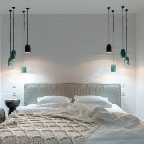 đèn treo tường trong phòng ngủ trên giường